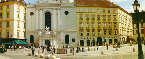 Vienna, Michaelerplatz. La chiesa parrocchiale di Metastasio, Michaelerkirche, e accanto a sinistra la casa del Poeta, che abitava al quarto piano
